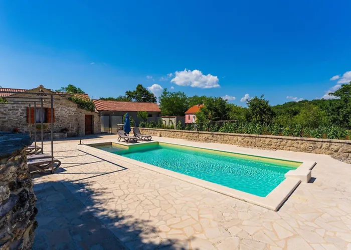 3 Bedroom Pet Friendly In * Medvida