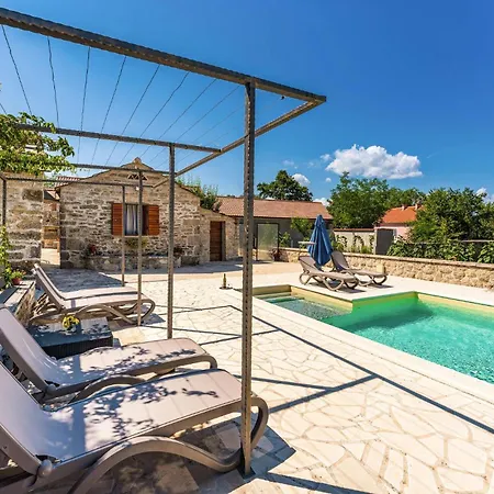 3 Bedroom Awesome In Casa de Férias Medvida