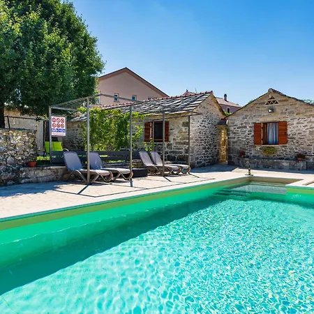 Holiday home 3 Bedroom Pet Friendly In *